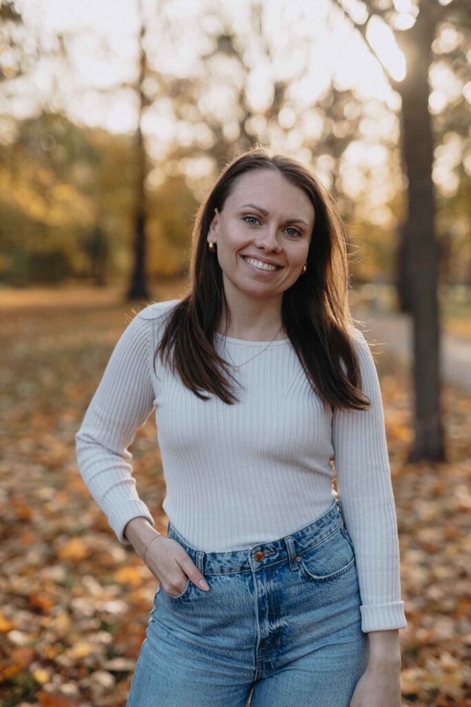 Alina-Marie Fraissl im herbstlichen Park – Mentaltrainerin aus Wien in einer natürlichen, authentischen Atmosphäre