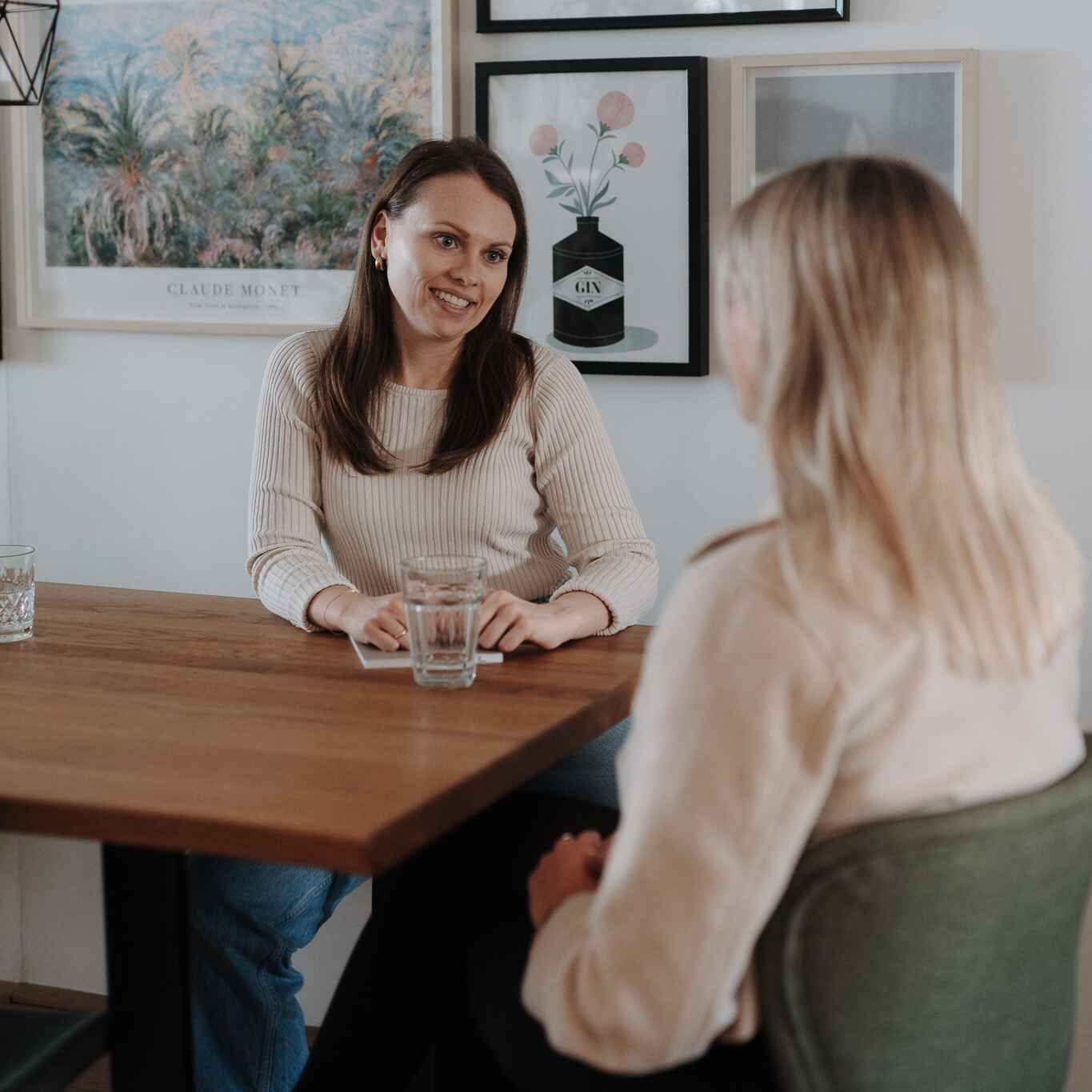 Gesprächssituation zwischen zwei Personen in einem ruhigen, hellen Raum – symbolisch für ein vertrauensvolles Mentaltraining.