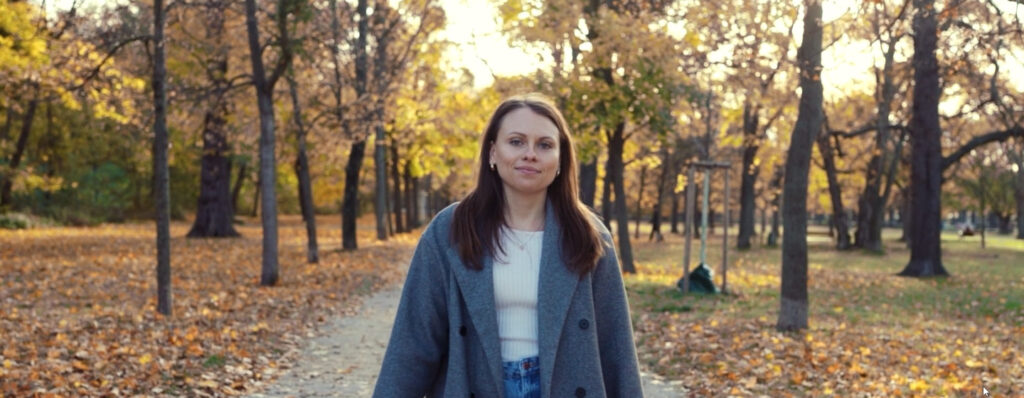 Mentaltrainerin Alina bei einem Spaziergang im Park – Sinnbild für innere Stärke, Selbstvertrauen und persönliche Entwicklung im Mentaltraining.