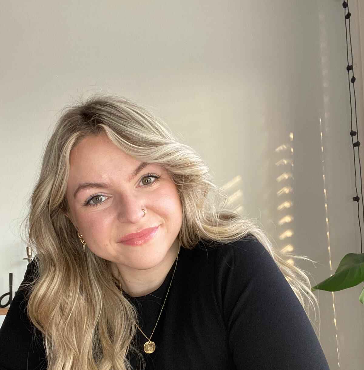 Klientin gibt ein positives Feedback zu Alinas Mentaltraining – strahlendes Testimonial für persönliches Wachstum und innere Balance.