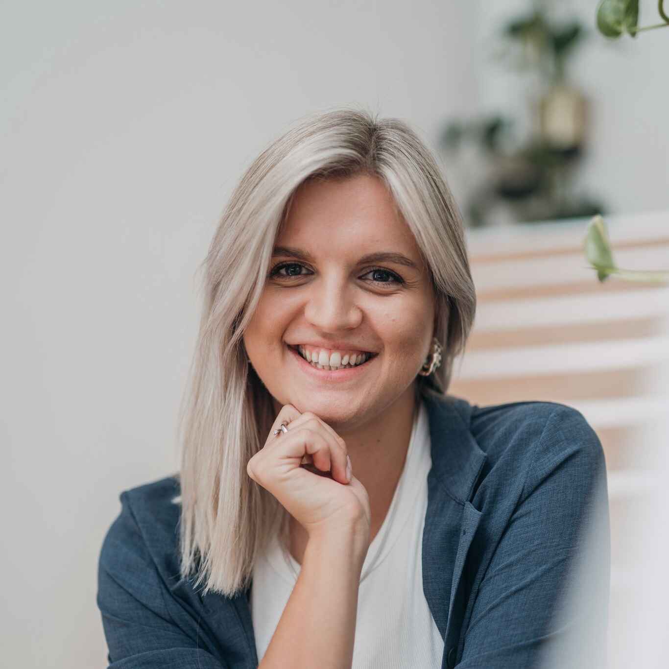 Lächelnde Kundin berichtet über ihre positiven Erfahrungen mit Alina Mentaltraining – authentisches Testimonial für mehr Klarheit und mentale Stärke.